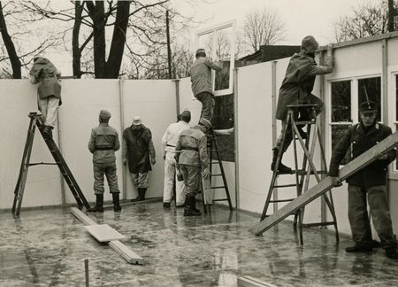 Feldhäuser des DRK dienen als vorläufige Wohnungen für die Sturmflutopfer.