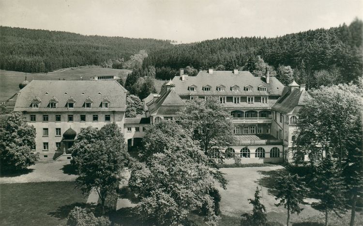 DRK-Kindererholungsheim Bad Dürrheim Schwarz-Weiß-Foto: Ein großes Klinikgelände umringt von Bäumen.