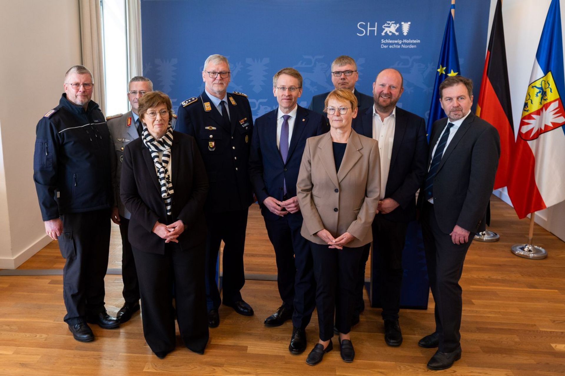 Gruppenbild nach der Pressekonferenz zur Einrichtung der "Taskforce Zivile Verteidigung" mit Vertretern aus Landesregierung, Bundeswehr und weiteren Organisationen, darunter auch der DRK-Landesverband.