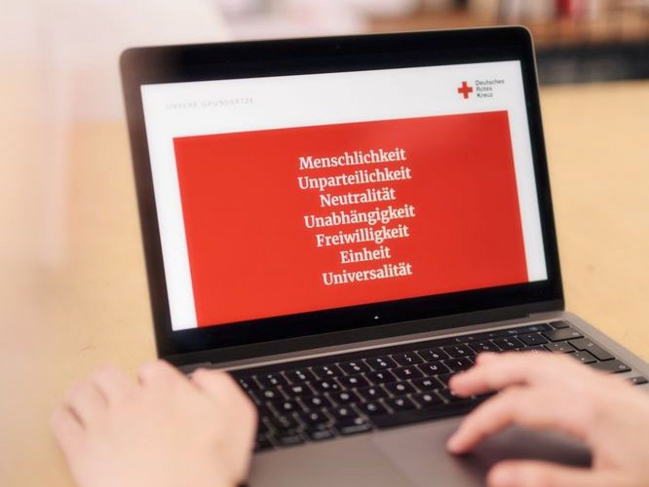 Grundsätze der Rotkreuz- und Rothalbmond-Bewegung auf dem Bildschirm eines Laptops