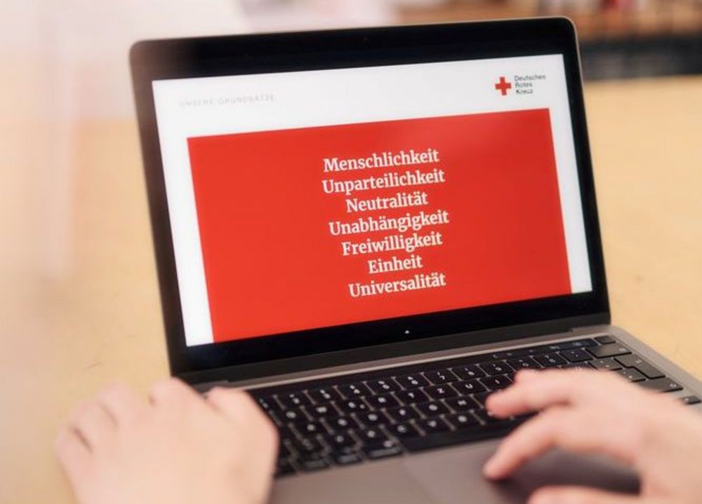 Grundsätze der Rotkreuz- und Rothalbmond-Bewegung auf dem Bildschirm eines Laptops