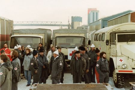 Eine Gruppe vor LKW des DRK