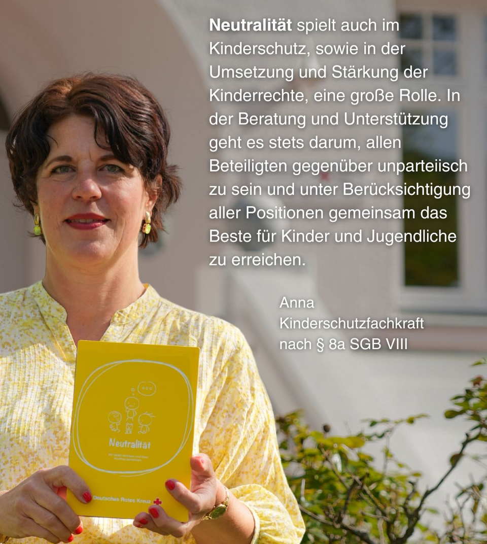 Eine Frau hält eine gelbe Karte vor sich, auf der "Neutralität" steht. Daneben steht dieser Text: Neutralität spielt auch im Kinderschutz, sowie in der Umsetzung und Stärkung der Kinderrechte, eine große Rolle. In der Beratung und Unterstützung geht es stets darum, allen Beteiligten gegenüber unparteiisch zu sein und unter Berücksichtigung aller Positionen gemeinsam das Beste für Kinder und Jugendliche zu erreichen. Anna, Kinderschutzfachkraft nach § 8a SGB VIII