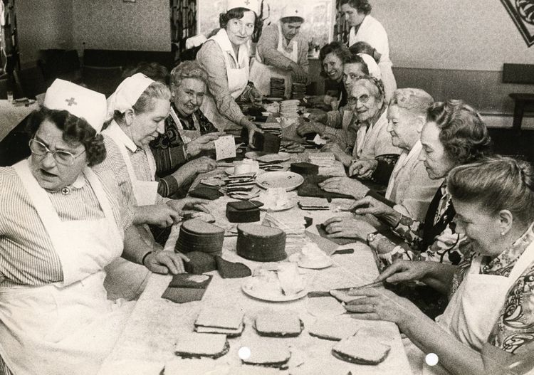 Eine Gruppe Frauen bei der Vorbereitung von Kaltverpflegung