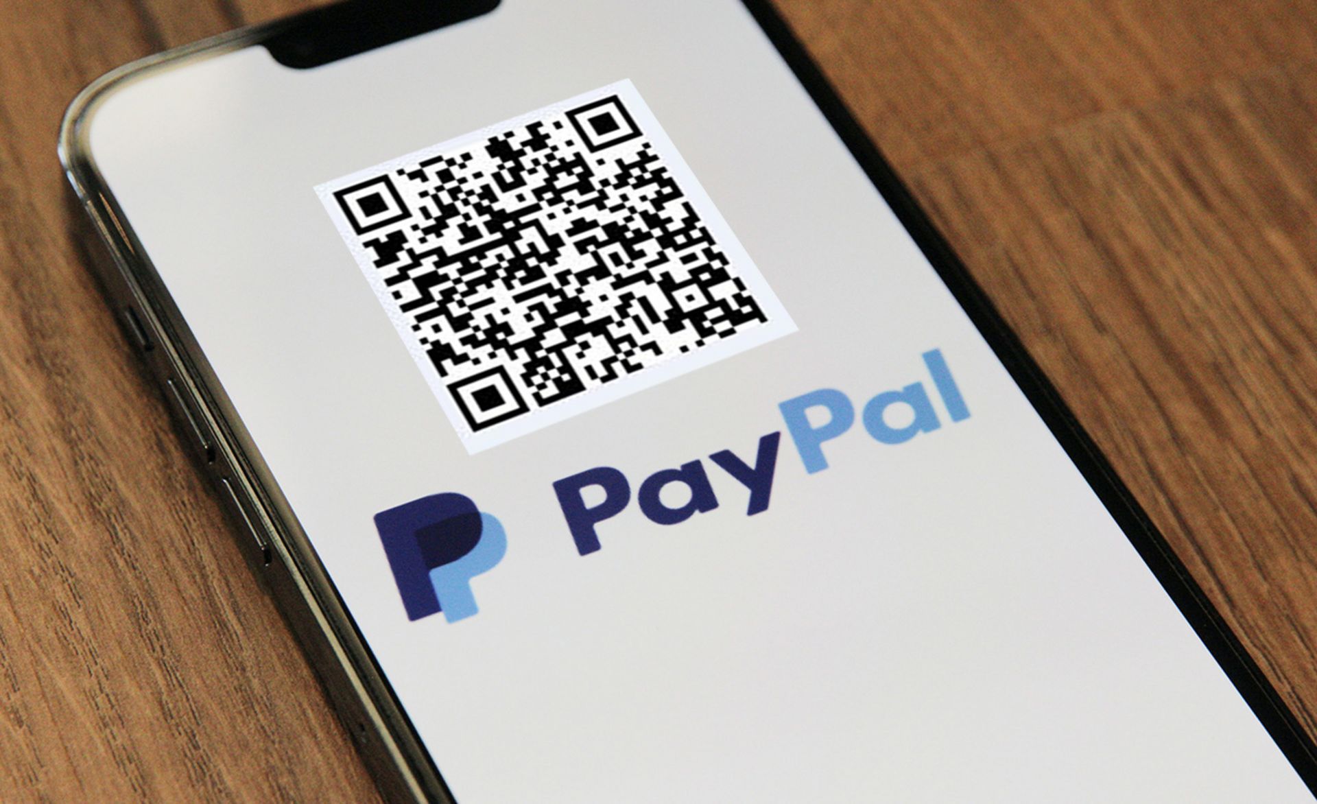 Ein Smartphone-Display zeigt das PayPal-Logo.