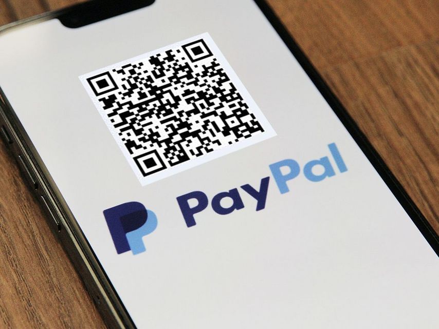 Ein Smartphone-Display zeigt das PayPal-Logo.