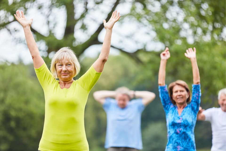 Gruppe älterer Menschen, die Bewegungsübungungen machen