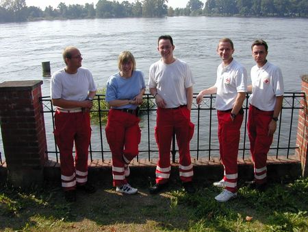 Einsatzkräfte vor der Elbe
