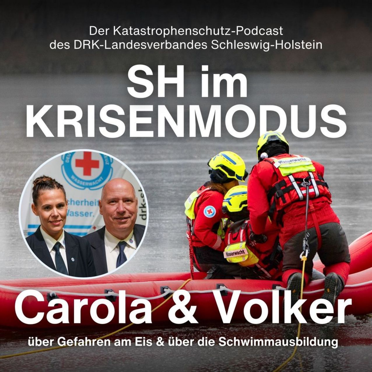 Ein Podcast-Cover zeigt zwei Rettungskräfte bei einer Übung, wie sie eine Person aus dem Wasser ziehen.