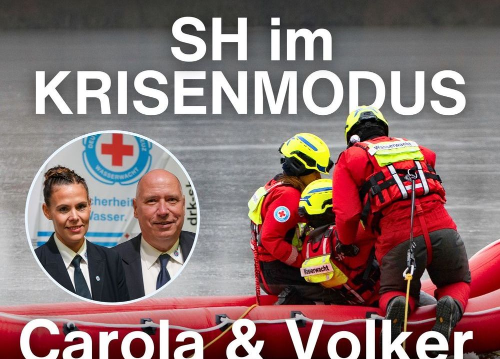 Ein Podcast-Cover zeigt zwei Rettungskräfte bei einer Übung, wie sie eine Person aus dem Wasser ziehen.