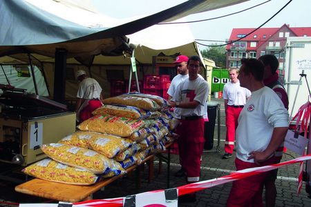 Vorbereitungen und Vorräte in der Feldküche