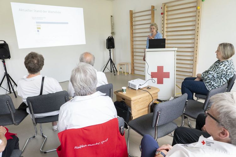 Die Ärztin Dr. Christina Quellmann erklärt in ihrem Vortrag den Weg der Organe vom Spender bis zur Empfängerin.
