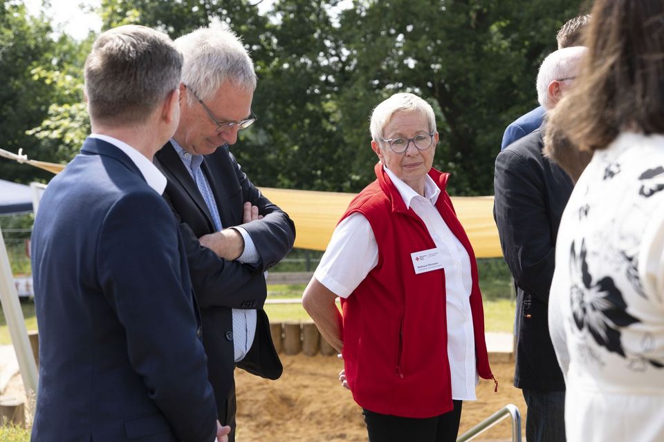 Die Vorsitzende des DRK-Ortsvereins Appen, Waltraud Hörmann, lächelt in die Kamera. Neben ihr stehen Torsten Geerdts, DRK-Landesverbandspräsident, und Heiner Garg, Schirmherr des Organspendetages.