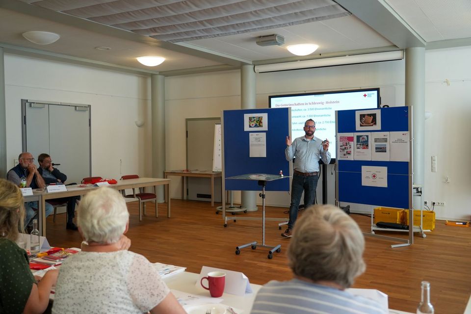 Ein junger Mann hält einen Vortrag in einem Konferenzsaal.