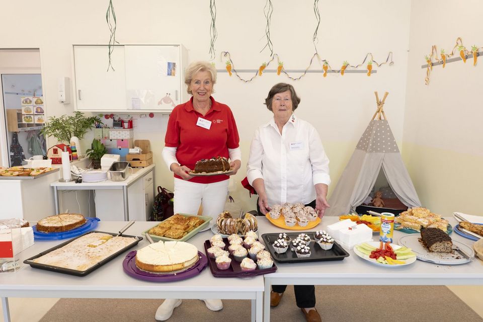 Ingridt Stoldt und Herma Claußen vom DRK-Ortsverein Appen stehen hinter einem üppigen Kuchen-Buffet.