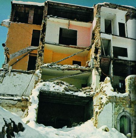 Beschädigtes Mehrfamilienhaus