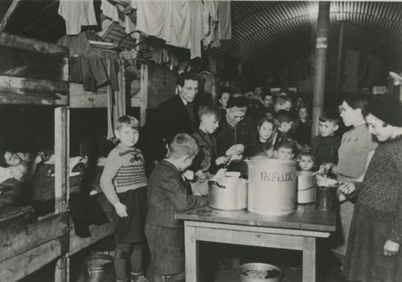 Geflüchtete bei der Essensausgabe im Lager Pöppendorf bei Lübeck
