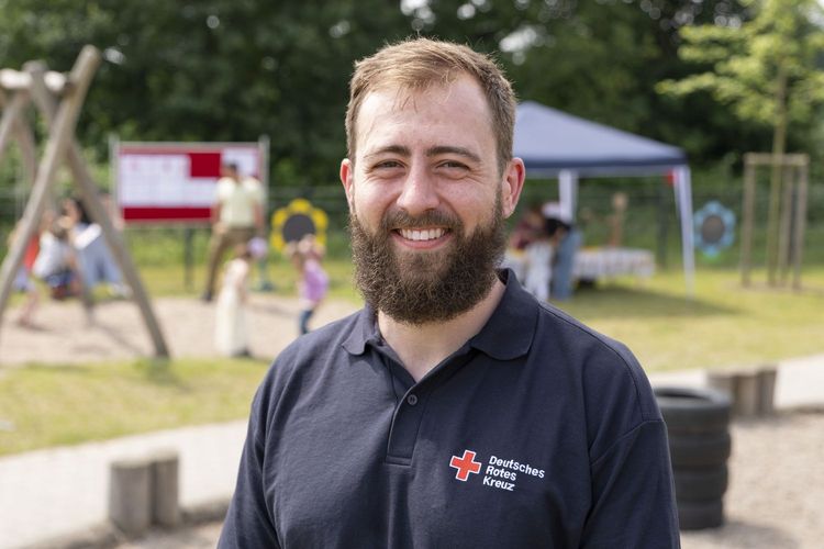Ehrensamtkoordinator Sean Anderson lächelt in die Kamera.