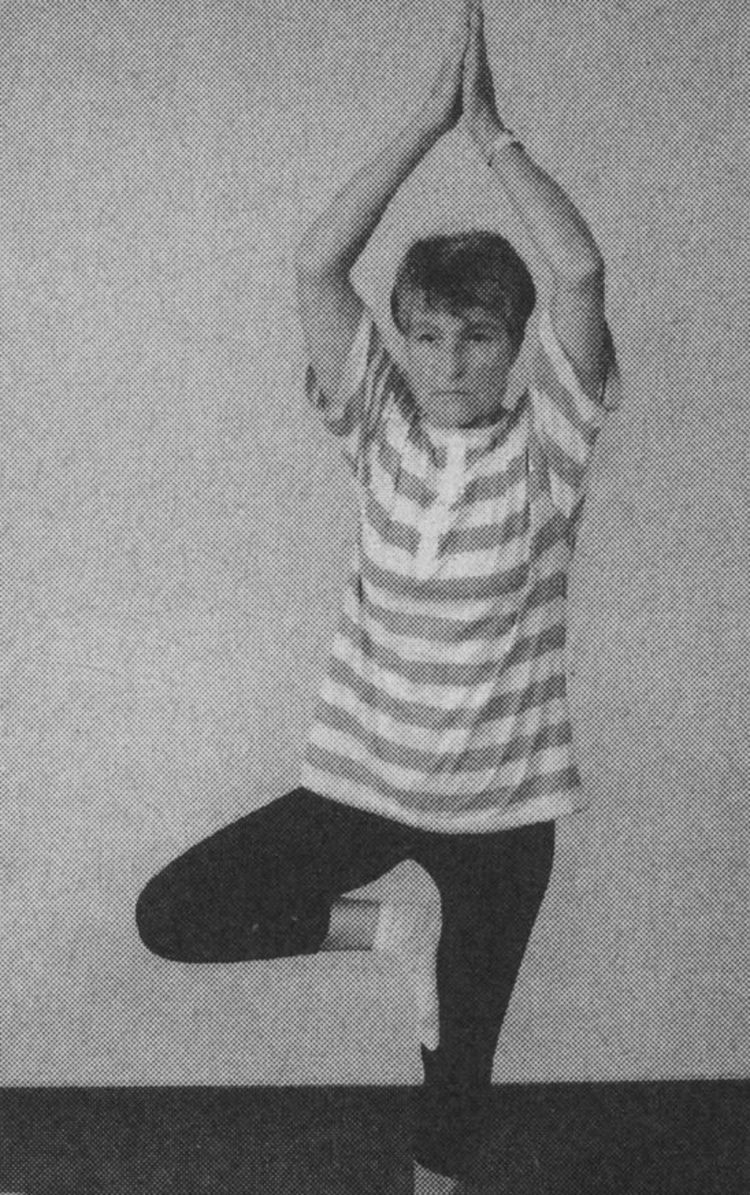 Eine Frau bei der Yoga-Übung "der Baum"