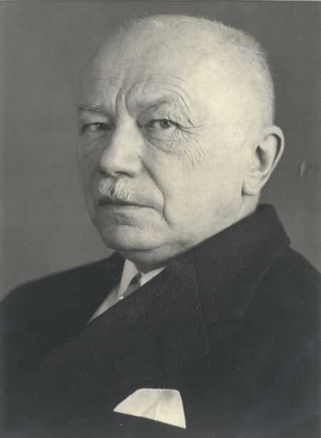 Schwarz-weiß-Porträt eines älteren Herrn im Anzug.