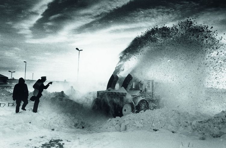 Ein Räumfahrzeug beseitigt Schnee