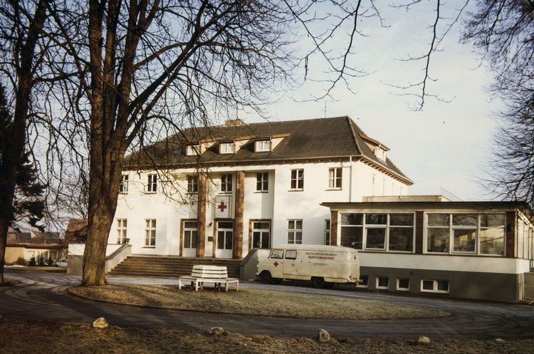 Gebäude des Blutspendedienstes mit einem parkenden Auto