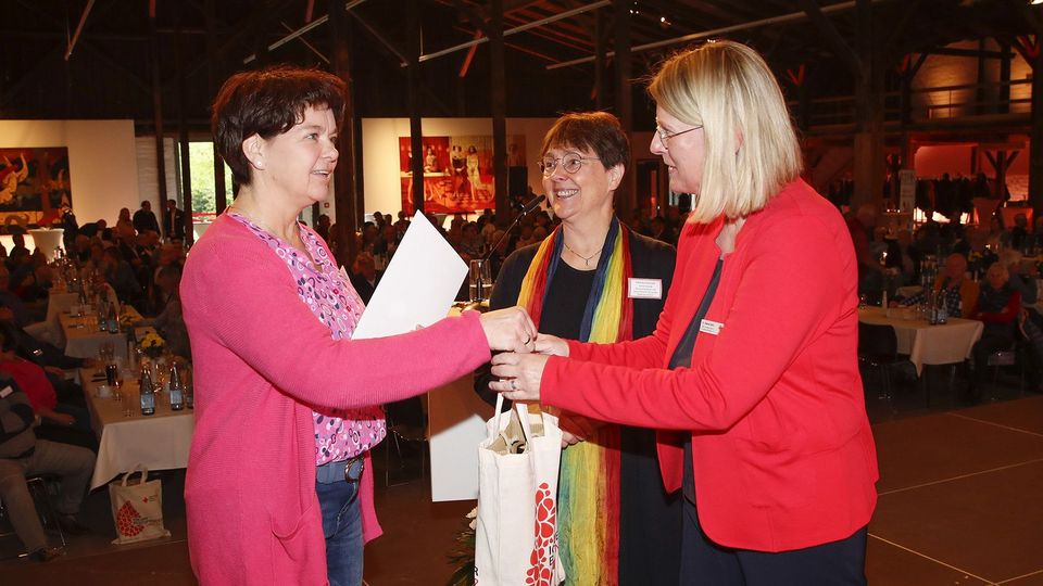 Dr. Marret Bohn und Finanzministerin Heinold ehren eine langjährige Blutspenderinnen.