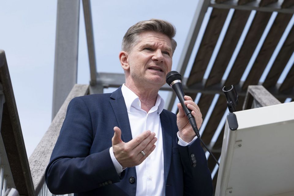 Der Schirmherr des Appener Organspendetags, Heiner Garg, hält eine Rede.