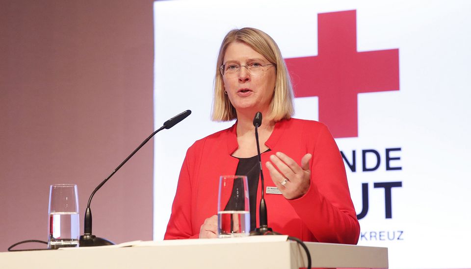 Dr. Marret Bohn steht an einem Rednerpult und spricht.