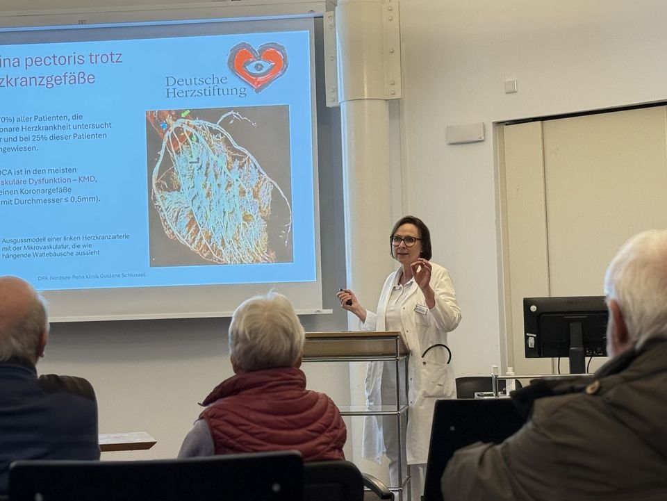 Chefärztin im Hörsaal hält Vortrag zur Herzgesundheit im Rahmen der Herzwochen der Deutschen Herzstiftung
