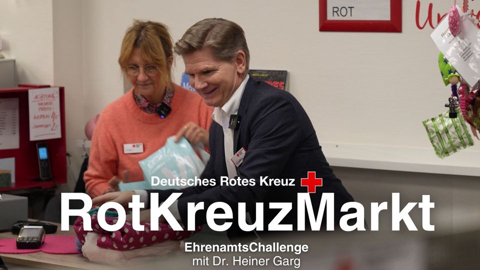 Eine Frau und ein Mann kassieren gemeinsam.