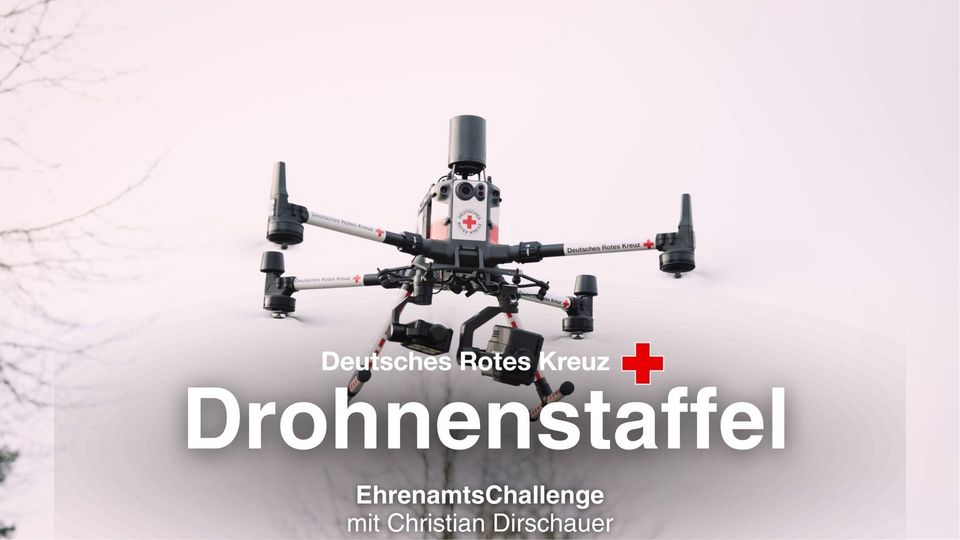 Eine weiße Drohne mit DRK-Logo schwebt in der Luft. Darunter steht: Deutsches Rotes Kreuz Drohnenstaffel.