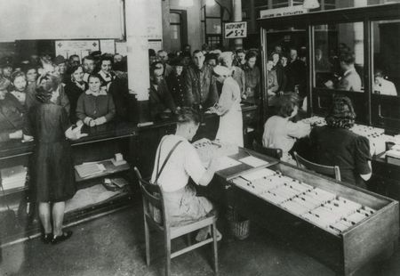 Der Suchdienst am 6. Mai 1945 in der alten Luftschutzschule in Flensburg am Nordergraben seine Arbeit auf.