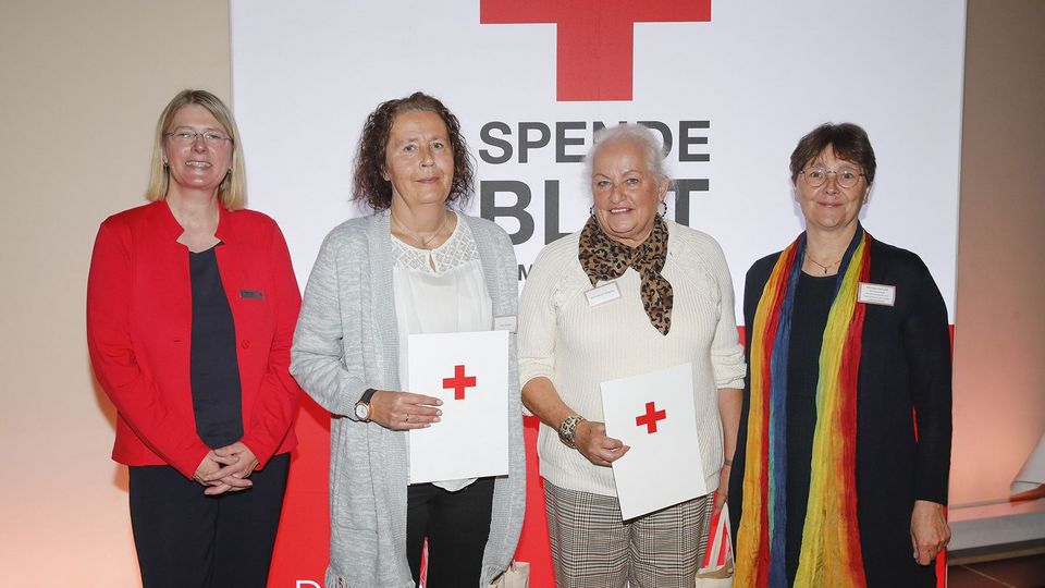 Dr. Marret Bohn und Finanzministerin Heinold stehen neben zwei langjährigen Blutspenderinnen.