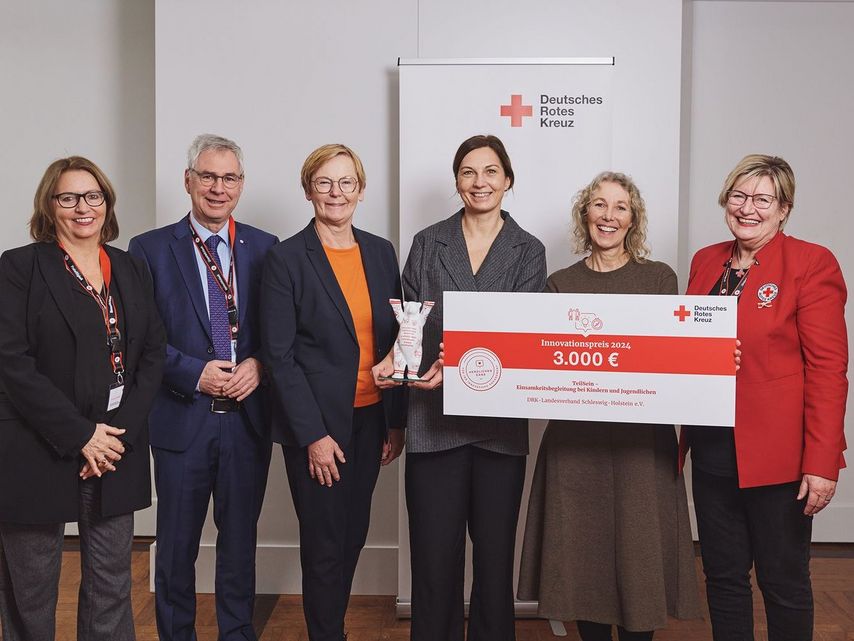 Gruppenfoto: Von links: Gisela Wedler (Teamleiterin Digitalisierung und Nachhaltigkeit für den Bereich Jugend und Wohlfahrtspflege im DRK-Generalsekretariat), Torsten Geerdts (Präsident des DRK-Landesverbandes SH), Anette Langner (Vorstandssprecherin DRK-Landesverband SH), Nadine Lenschau (Abteilungsleiterin Sozialarbeit DRK-Landesverband SH), Anke Thomsen (Referentin für Soziale Arbeit im DRK-Landesverband SH) und DRK-Vizepräsidentin Ulrike Würth.