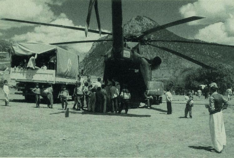 Ein Hubschrauber wird entladen